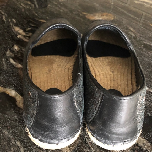 NEW UGGS - Picture 2 of 4